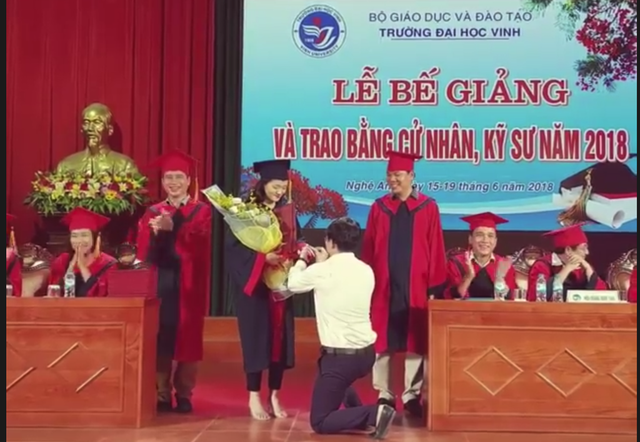 Sinh viên được cầu hôn trong lễ trao bằng tốt nghiệp: Cần ý nhị hơn! - 2 Anh Nguyễn Thái Dũng, Phó bí thư Đoàn trường ĐH Vinh cầu hôn bạn gái trong lễ trao bằng tốt nghiệp.