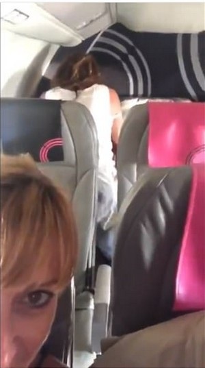 "Cặp đôi ngang nhiên 'mây mưa' ngay trên máy bay" khiến dân mạng phẫn nộ - 1 Cặp đôi ngang nhiên “mây mưa” trên máy bay mặc kệ những hành khách xung quanh
