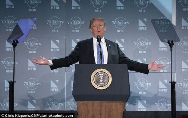 Ông Trump bất ngờ ôm chặt cờ Mỹ sau bài phát biểu về nhập cư - 1
Tổng thống Mỹ Donald Trump phát biểu về nhập cư ngày 19/6. (Ảnh: CNP)