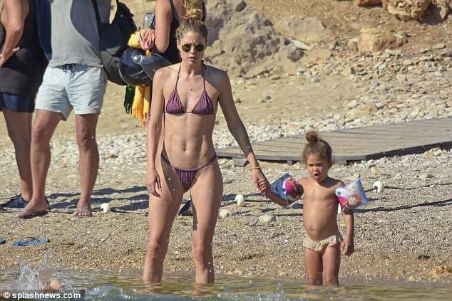 Cựu thiên thần nội y khoe vòng eo săn chắc - 1
Siêu mẫu Hà Lan khoe cơ bụng săn chắc đáng ngưỡng mộ trên bãi biển Ibiza ngày 20/6 vừa qua