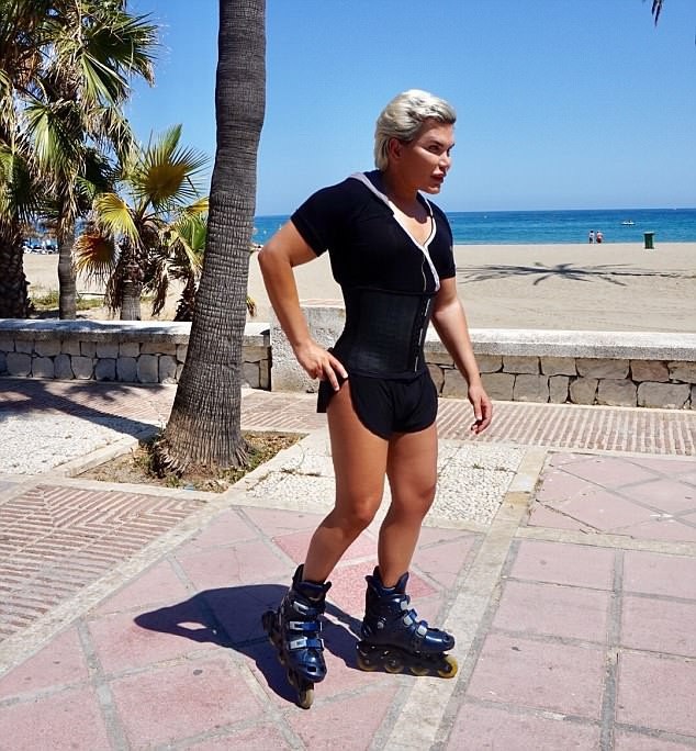 "Búp bê Ken" Rodrigo Alves đeo đai lưng đi tập thể dục - 1
Rodrigo Alves nổi bật trên bãi biển ở Marbella, Tây Ban Nha khi đi tập thể dục ngày 20/6 vừa qua