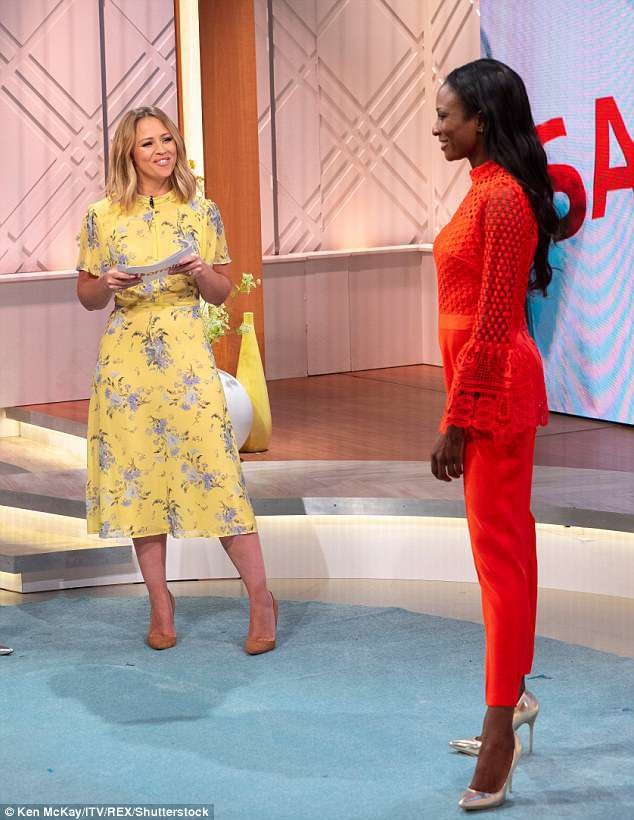 
Ca sỹ Kimberley Walsh cũng trẻ trung hơn với váy hoa vàng
