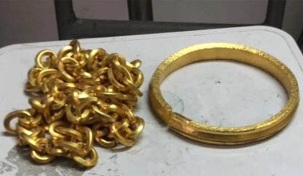 Tiếp viên hàng không buôn lậu hàng chục con rùa trị giá gần 1 tỷ đồng - 2 Hơn 1 kg vàng dưới dạng vòng tay và dây chuyền được tiếp viên hàng không người Singapore vận chuyển vào Ấn Độ và bị hải quan nước này thu giữ