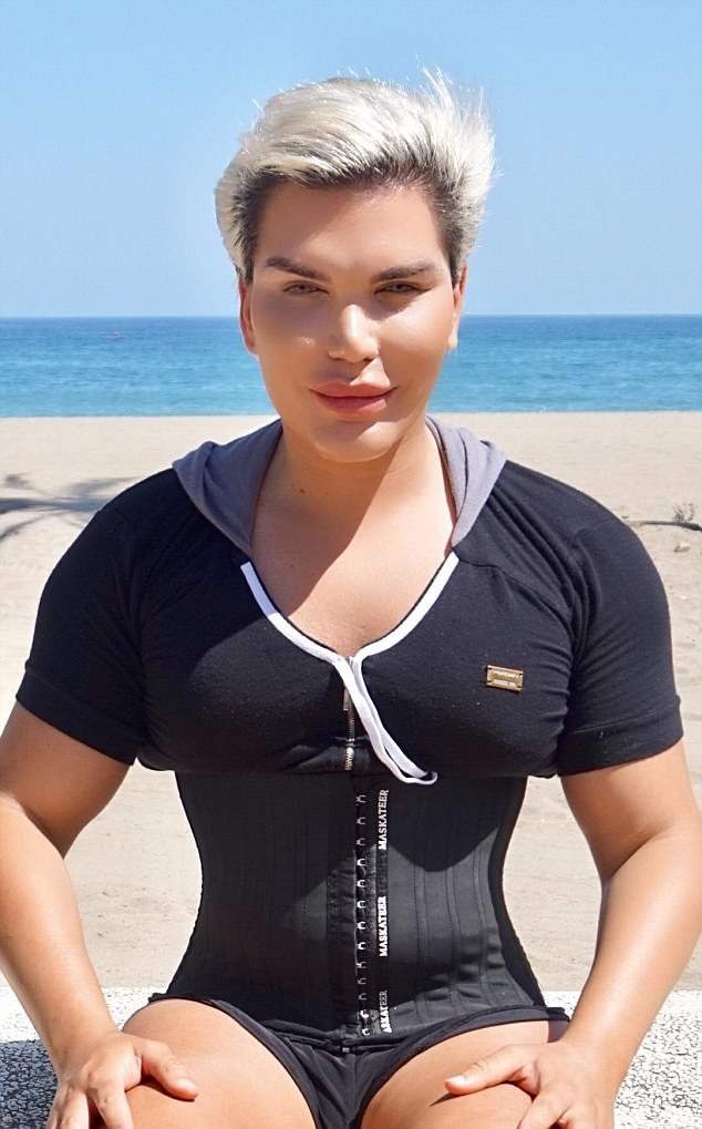 "Búp bê Ken" Rodrigo Alves đeo đai lưng đi tập thể dục - 2
Sao truyền hình thực tế từng chi hơn 500 nghìn bảng Anh để phẫu thuật thẩm mỹ đeo đai nịt bụng để giữ cho eo thon nhỏ