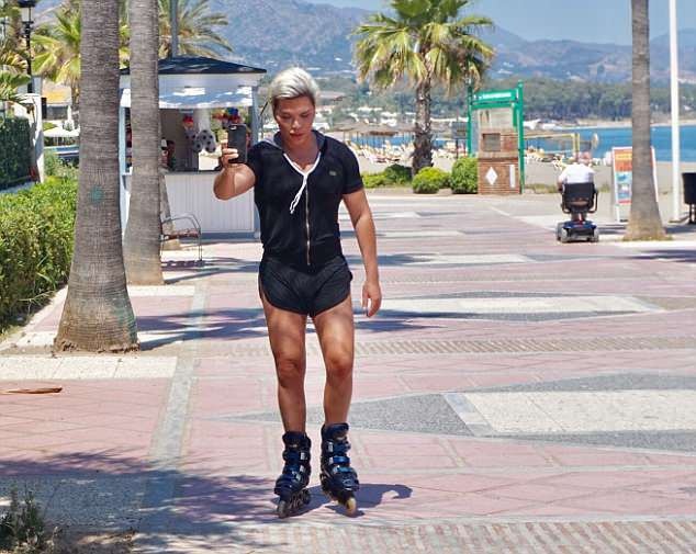 "Búp bê Ken" Rodrigo Alves đeo đai lưng đi tập thể dục - 3
Rodrigo Alves mới thực hiện ca phẫu thuật cắt bỏ xương sườn nhưng anh tỏ ra thất vọng vì không thanh mảnh hơn sau đó