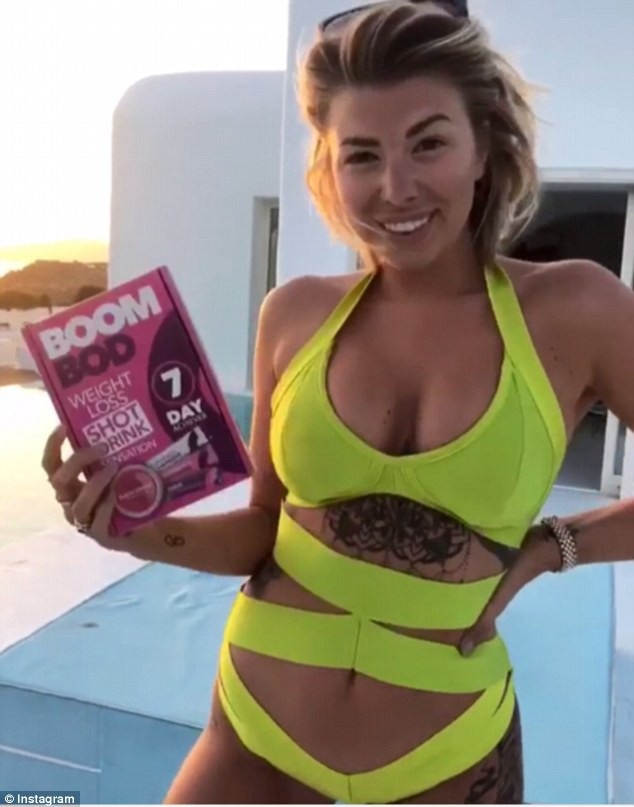 
Olivia Buckland gợi cảm với áo tắm vàng chanh

