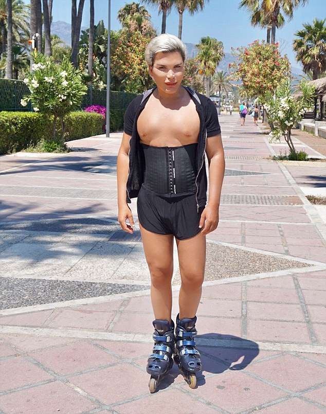 "Búp bê Ken" Rodrigo Alves đeo đai lưng đi tập thể dục - 4
Rodrigo Alves quyết định ăn kiêng giảm cân trong mùa hè này để dáng vóc đẹp hơn
