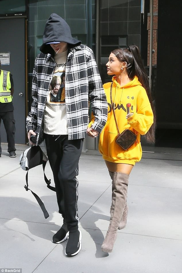 
Ca sỹ Ariana Grande xuất hiện trên đường phố New York cách đây ít ngày
