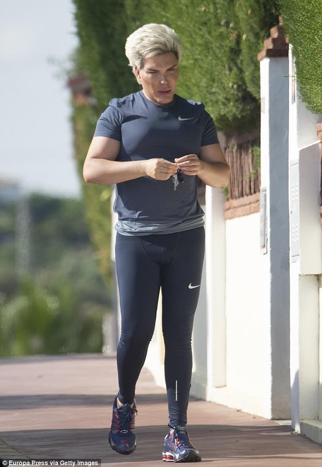 "Búp bê Ken" Rodrigo Alves đeo đai lưng đi tập thể dục - 5
Rodrigo Alves tới phòng tập gym tất cả mọi ngày trong tuần kết hợp chế độ ăn kiêng cắt tinh bột