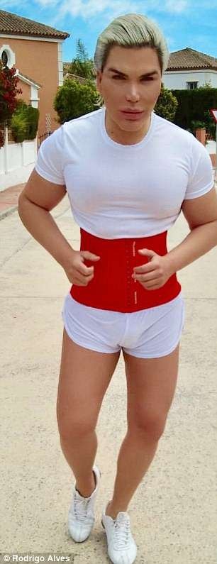 "Búp bê Ken" Rodrigo Alves đeo đai lưng đi tập thể dục - 6
Rodrigo Alves chia sẻ, thời gian qua tiệc tùng quá nhiều khiến anh tăng cân khó kiểm soát và cảm thấy rất lo lắng