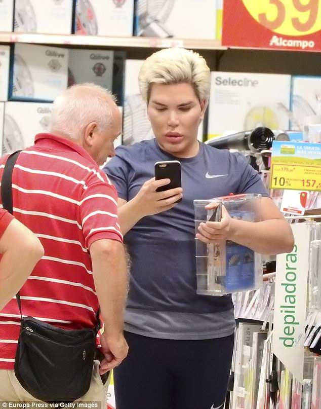 "Búp bê Ken" Rodrigo Alves đeo đai lưng đi tập thể dục - 7
Rodrigo Alves đang duy trì nếp sống lành mạnh với hi vọng giảm cân nhiều hơn, không còn phải nghĩ tới việc phẫu thuật thẩm mỹ nữa.