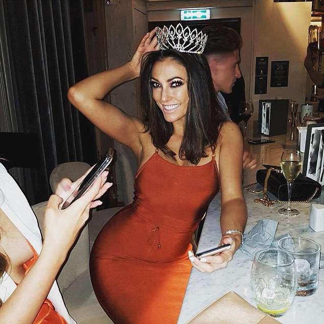 Cựu hoa hậu Anh đột tử ở tuổi 32 - 6
Sophie Gradon từng tham gia show truyền hình ăn khách Love Island năm 2016