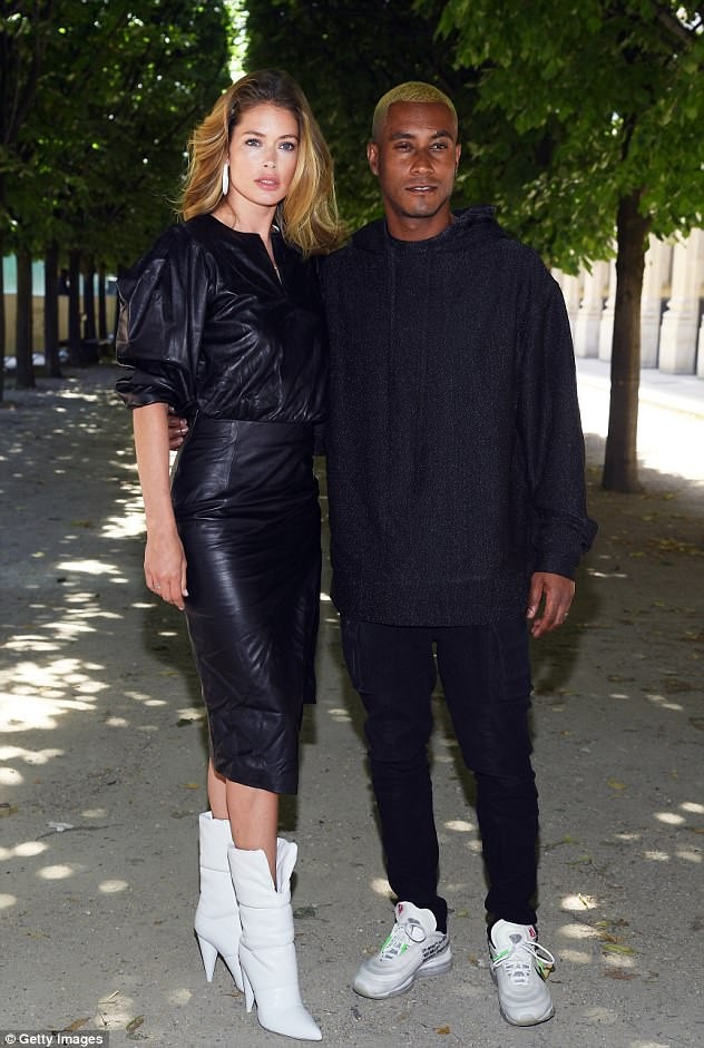 Cựu thiên thần nội y khoe vòng eo săn chắc - 8
Doutzen Kroes và chồng sành điệu đi xem show thời trang tại Pháp 1 ngày trước khi tới Tây Ban Nha nghỉ mát.