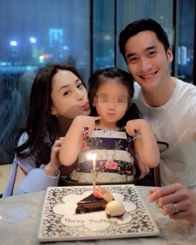 Chung Hân Đồng háo hức làm mẹ - 3
Người đẹp 38 tuổi cũng sẵn sàng lên chức mẹ bất kỳ nào. Trên trang cá nhân, người đẹp khoe hình ảnh cô và chông cùng tham dự một bữa tiệc sinh nhật của một bé gái. Ngôi sao nổi tiếng tỏ ra rất thân thiện và ra dáng một bà mẹ.