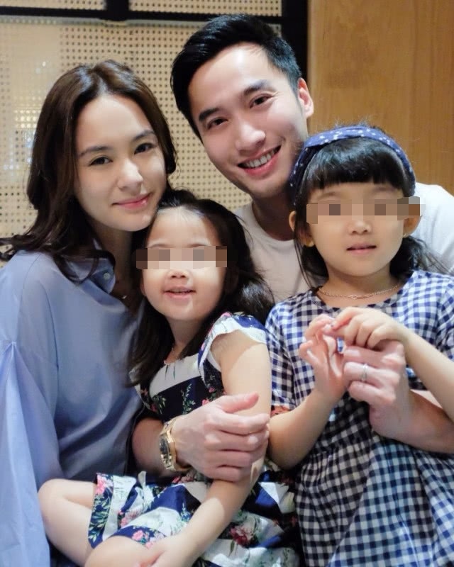 Chung Hân Đồng háo hức làm mẹ - 7
Vợ chồng Chung Hân Đồng chụp ảnh cùng các em nhỏ. Bức ảnh chân dung giống như một gia đình hạnh phúc nhận được nhiều lượt thích trên mạng xã hội.