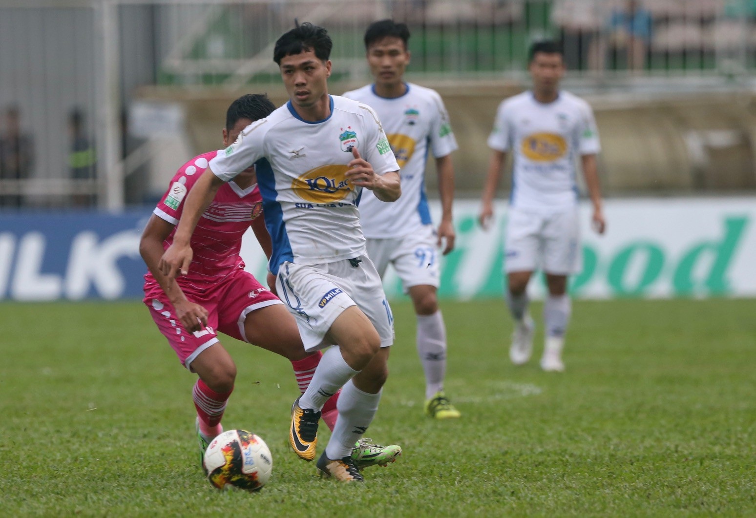 Khốc liệt cuộc đua trụ hạng tại V-League - 4 HA Gia Lai tiếp Than Quảng Ninh trên sân Pleiku (ảnh: Anh Hải)