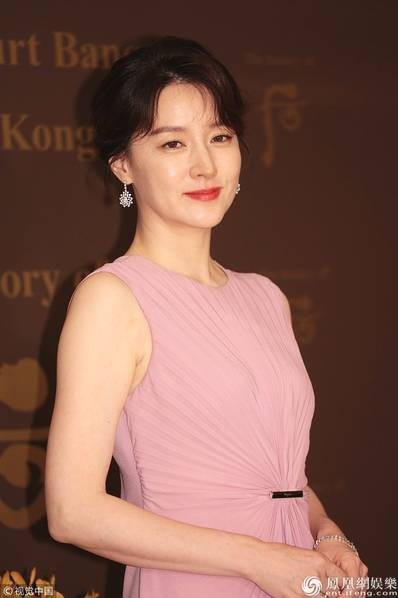 Mỹ nhân xứ Hàn Lee Young Ae trẻ đẹp tại Hồng Kong - 5
Bà mẹ hai con vẫn rất trẻ đẹp dù đã ngoài tứ tuần.