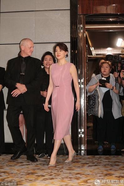 Mỹ nhân xứ Hàn Lee Young Ae trẻ đẹp tại Hồng Kong - 3
Mỹ nhân xứ Hàn được truyền thông và người hâm mộ tại Hồng Kong chào đón.