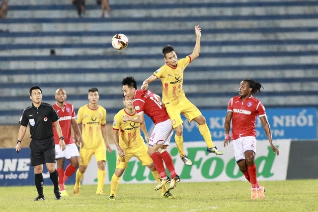 CLB Nam Định lần đầu thoát khỏi vị trí cuối bảng V-League? - 2
CLB Nam Định (vàng) đang chơi tiến bộ qua từng trận đấu ở V-League