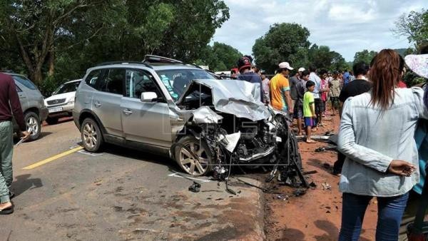 
Chiếc xe chở Hoàng thân Campuchia và phu nhân bẹp dúm sau vụ tai nạn. (Ảnh: EFE)
