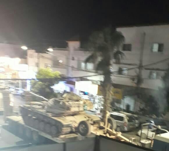 Xe tăng Jordan rầm rập tiến sát biên giới Syria trong đêm - 1
Hình ảnh được cho là xe tăng của Jordan tiến về biên giới với Syria. (Ảnh: Almasdarnews)