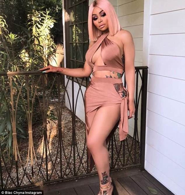 Blac Chyna khoe dáng nóng bỏng - 4
Bà mẹ hai con cũng thường xuyên chia sẻ những hình ảnh nóng bỏng trên trang cá nhân