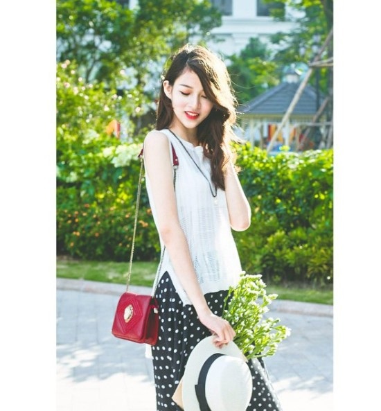Quán quân The Face “đủ tiền mua 2 nhà”, chi nửa tỷ đồng mua quần áo mỗi tháng - 2 Với chiều cao nổi bật, gương mặt xinh xắn, ngay từ khi học lớp 11, cô đã đi chụp ảnh cho báo và làm người mẫu ảnh chụp lookbook cho các cửa hàng thời trang.