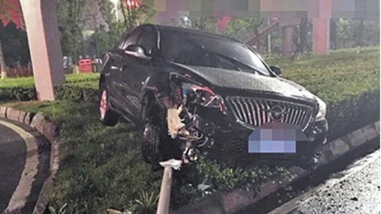 Cổ động viên Trung Quốc đau tim, say xỉn, đâm xe khi "cháy" cùng World Cup - 1 Đâm xe vào biển báo bên lề đường do mải mê xem World Cup (Ảnh: SCMP)