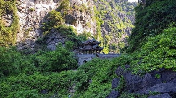 3 hồ nước đẹp như tiên cảnh được ví là “Tuyệt tình cốc” ở Việt Nam - 5 Tương truyền nơi đây trước kia là nơi vua Đinh Tiên Hoàng từng nuôi hổ báo, xây pháp trường, đồng thời có ngôi chùa Thái hậu Dương Vân Nga tu hành cuối đời. Ảnh: @rosalie703