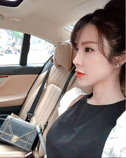 Cuộc sống của Diệp Lâm Anh sau đám cưới bạc tỷ với ông xã thiếu gia - 10 Vướng nghi án cưới chạy bầu ngay trước thềm hôn lễ nhưng phía người đẹp từ chối trả lời. Chính vì thường xuyên mặc trang phục kín đáo và rộng rãi khác với phom dáng ôm sát khoe đường cong như trước kia mà tin đồn Diệp Lâm Anh đang mang bầu càng thêm được củng cố.