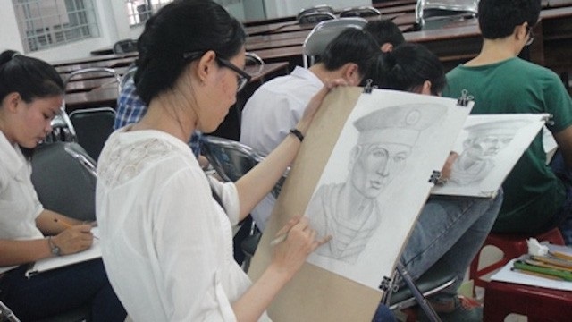Trường ĐH Kiến trúc TPHCM công bố lịch thi năng khiếu - 1 Thí sinh thi năng khiếu vào trường ĐH Kiến trúc TPHCM các năm trước