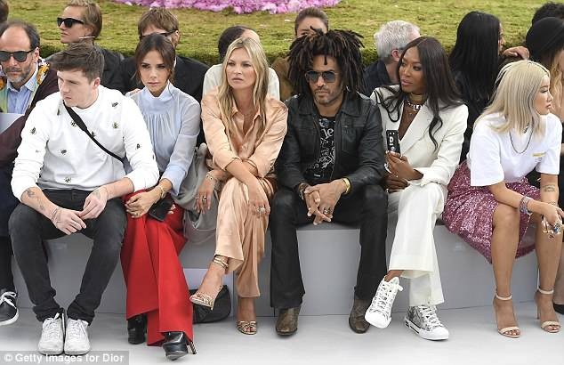 Victoria Beckham cùng con đi xem thời trang - 1
Victoria Beckham và con trai Brooklyn ngồi hàng đầu trong show thời trang cùng Kate Moss, Lenny Kravitz và Naomi Campbell