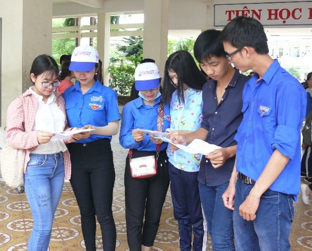 Một huyện ở Đất Mũi Cà Mau không bố trí điểm thi - 1 Các tình nguyện viên hỗ trợ thí sinh Cà Mau tại các điểm thi. (Ảnh: H.H)