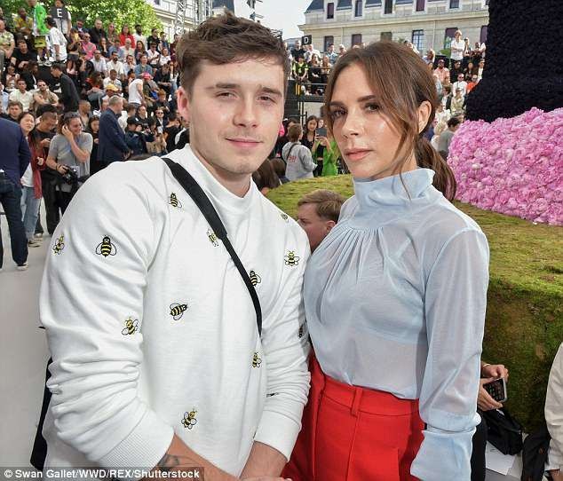 Victoria Beckham cùng con đi xem thời trang - 2
Cựu thành viên nhóm Spice Girls được con trai cưng hộ tống dự sự kiện