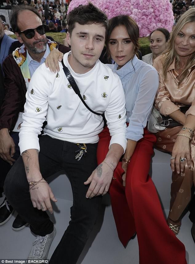 Victoria Beckham cùng con đi xem thời trang - 3
Brooklyn, 19 tuổi càng lớn càng điển trai