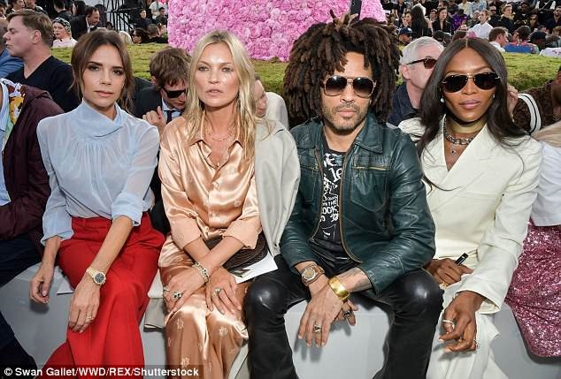 Victoria Beckham cùng con đi xem thời trang - 4
Đây là lần hiếmhoi Vic xuất hiện trong tuần lễ thời trang Paris