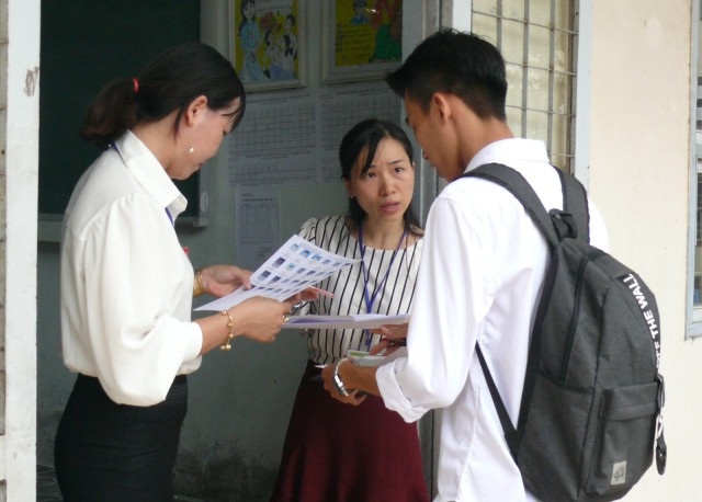 Một huyện ở Đất Mũi Cà Mau không bố trí điểm thi - 2 Cán bộ coi thi ở Cà Mau kiểm tra, đối chiếu thông tin thí sinh dự thi chiều ngày 24/6. (Ảnh: H.H)