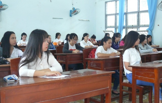 Một huyện ở Đất Mũi Cà Mau không bố trí điểm thi - 3 Thí sinh Cà Mau đến làm thủ tục dự thi chiều ngày 24/6. (Ảnh: H.H)