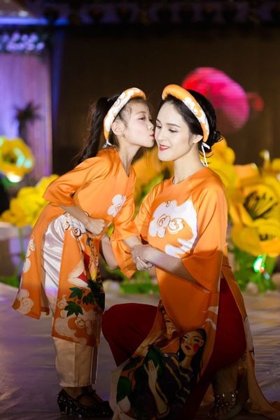 Nguyệt của “Phía trước là bầu trời” đưa hai con đi trình diễn thời trang - 9 Á hậu Hoàng Anh cũng biểu diễn trong bộ sưu tập của hoa hậu Ngọc Hân.