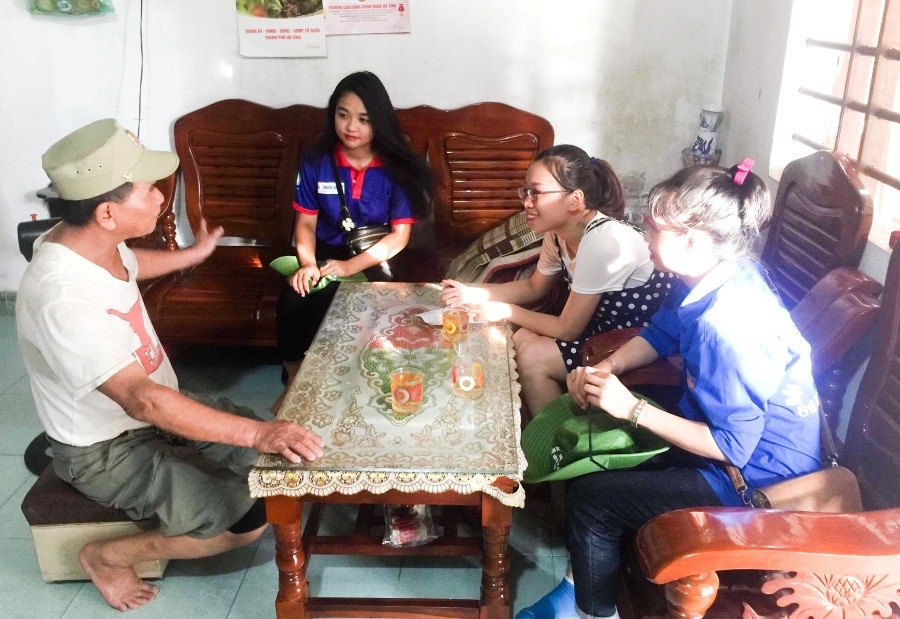 Hà Tĩnh: Hàng ngàn chỗ ở, suất ăn miễn phí, giá rẻ cho các sĩ tử - 1 Các bạn tình nguyện viên đi vận động các hộ gia đình để xin hỗ trợ chỗ ở cho các thí sinh