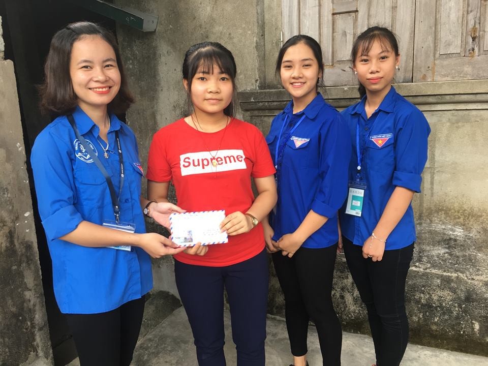 Hà Tĩnh: Hàng ngàn chỗ ở, suất ăn miễn phí, giá rẻ cho các sĩ tử - 4 Các bạn sinh viên, tình nguyện viên cũng đã kêu gọi hỗ trợ cho 7 em thí sinh có hoàn cảnh khó khăn ở huyện Can Lộc, mỗi suất quà 400.000 đồng
