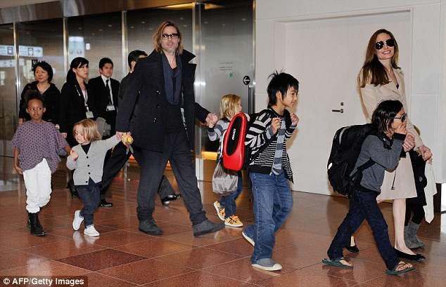 Brad Pitt ở khách sạn sang chảnh khi sang Anh thăm con - 6
Angelina Jolie tới Anh quay phim mới Maleficent 2 và cô đưa 6 đứa con đi cùng