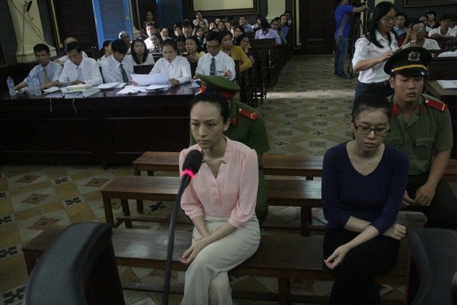 Võ sư “Người phán xử” bị khởi tố; phục hồi điều tra Hoa hậu Trương Hồ Phương Nga - 6 Ngày 14/6, Cơ quan điều tra Công an TPHCM đã có quyết định phục hồi điều tra vụ án lừa đảo chiếm đoạt tài sản và phục hồi điều tra bị can đối với Trương Hồ Phương Nga và Nguyễn Đức Thùy Dung.