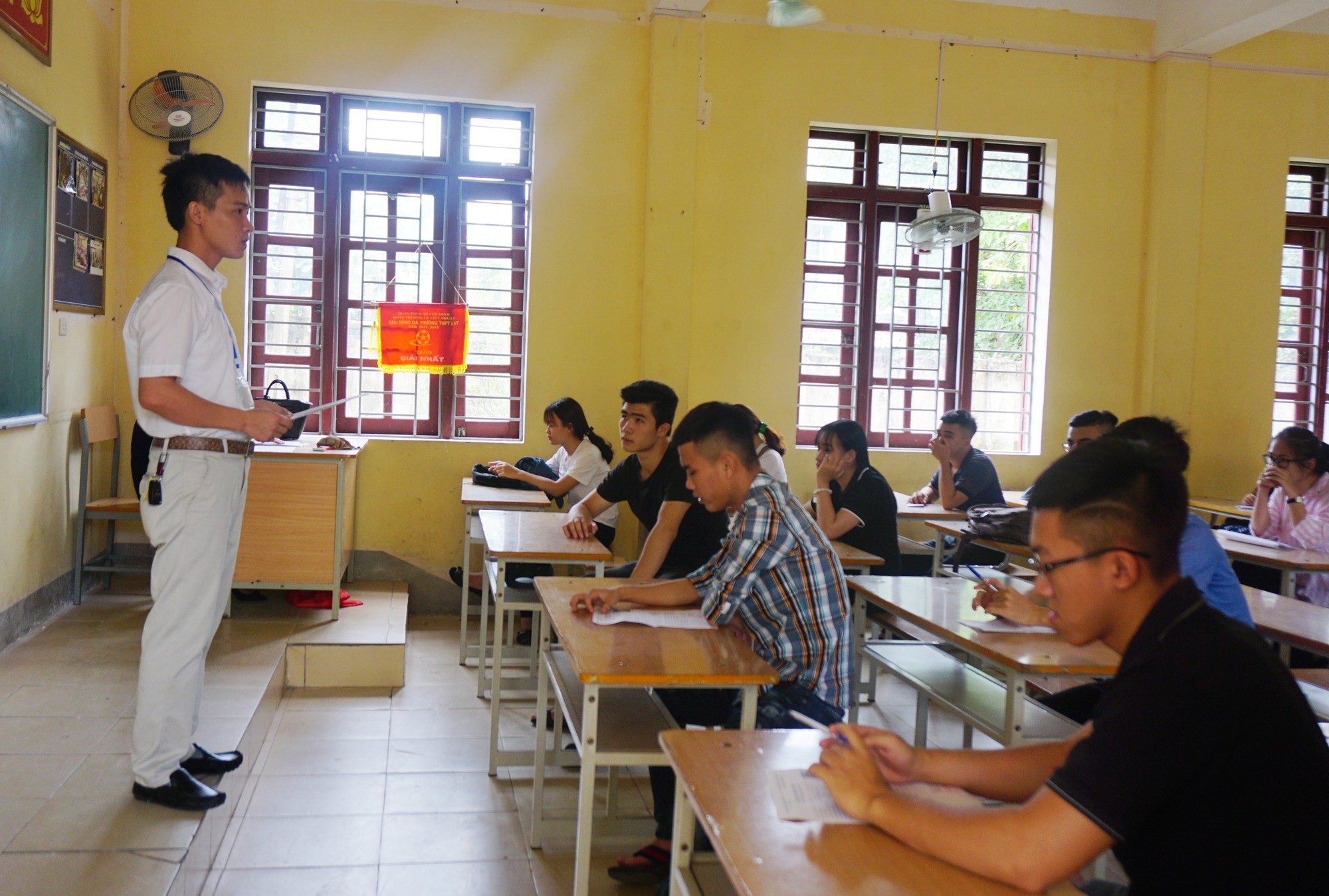 Nghệ An: 95 bài thi thay đổi điểm số sau khi phúc khảo - 1 Các thí sinh tham dự kỳ thi THPT quốc gia 2018 tại cụm thi số 28 - Nghệ An