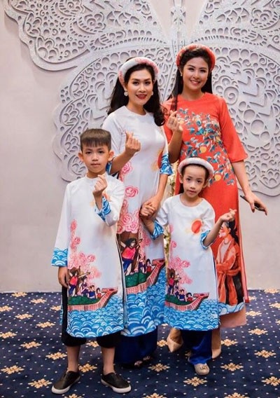 Nguyệt của “Phía trước là bầu trời” đưa hai con đi trình diễn thời trang - 4 Hà Hương và hai con trình diễn thiết kế của Hoa hậu Ngọc Hân.