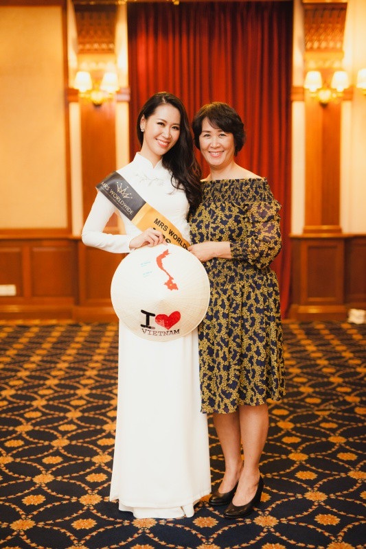 Võ sư “Người phán xử” bị khởi tố; phục hồi điều tra Hoa hậu Trương Hồ Phương Nga - 10 Lên đường sang Singapore tham dự Mrs Worldwide 2018, Dương Thùy Linh có mẹ ruột - Tiến sĩ Kinh tế Nguyễn Thị Thuận đồng hành trong suốt cuộc thi. Mẹ gần như cùng thức, ngủ và theo sát tôi trong từng hoạt động. Khi tôi cảm thấy đuối sức vì lịch trình, mẹ là người khuyến khích, động viên tôi cố gắng, Dương Thùy Linh tâm sự.