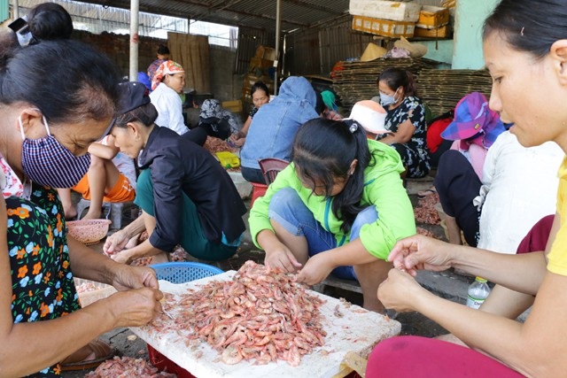 Nghỉ hè, phụ huynh bỏ tiền thuê chỗ làm thêm cho con - 2 Nhiều bạn nhỏ chọn công việc làm thêm phù hợp với sức khỏe trong dịp nghỉ hè. Với công việc bóc vỏ tôm, mỗi ngày có thể kiếm khoảng 100 nghìn đồng. Số tiền đó đủ để các em mua sắm sách vở, cặp bút cho năm học mới