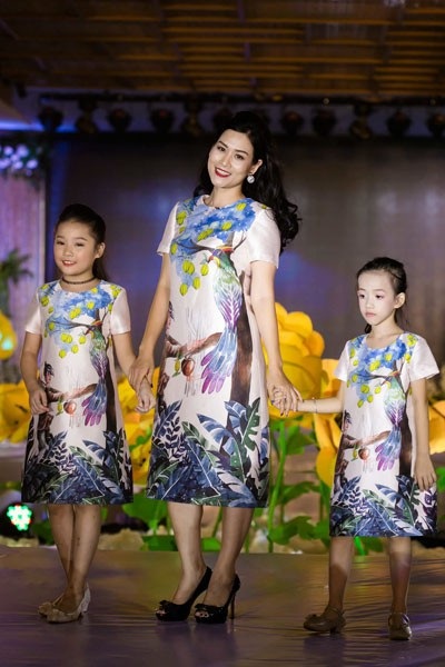Nguyệt của “Phía trước là bầu trời” đưa hai con đi trình diễn thời trang - 5 Nguyệt của “Phía trước là bầu trời” đưa hai con đi trình diễn thời trang - 5