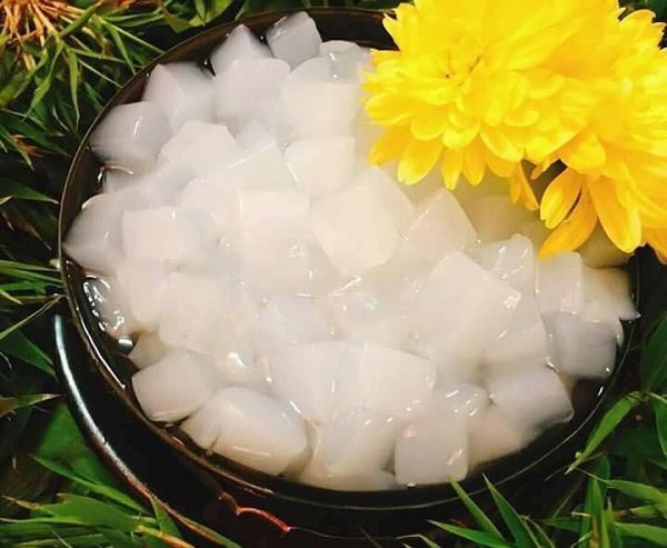 Làm thạch dừa cho con ăn, mẹ bất ngờ kiếm được gần 1.000 USD - 2 
Viên thạch màu trắng ngần, cắn thấy thơm mùi lá, mọng nước, ngọt mát