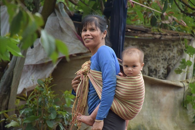 "Làng siêu đẻ" ở Tây Nguyên: Nơi bố mẹ nhớ nhầm tên các con - 2
Nhiều phụ nữ vừa địu con, vừa đi làm kiếm cơm nuôi gia đình